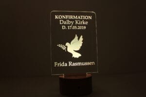 konfirmations-tavle med due