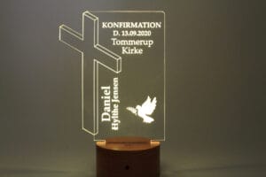 konfirmations-tavle med kors