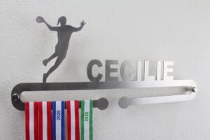 Medaljeholder med navn og håndboldmotiv