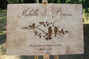 Velkomstskilt i træ