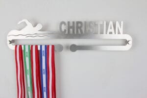 Medaljeholder med navn og svømmemotiv