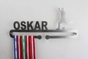 Medaljeholder med navn og fodboldmotiv