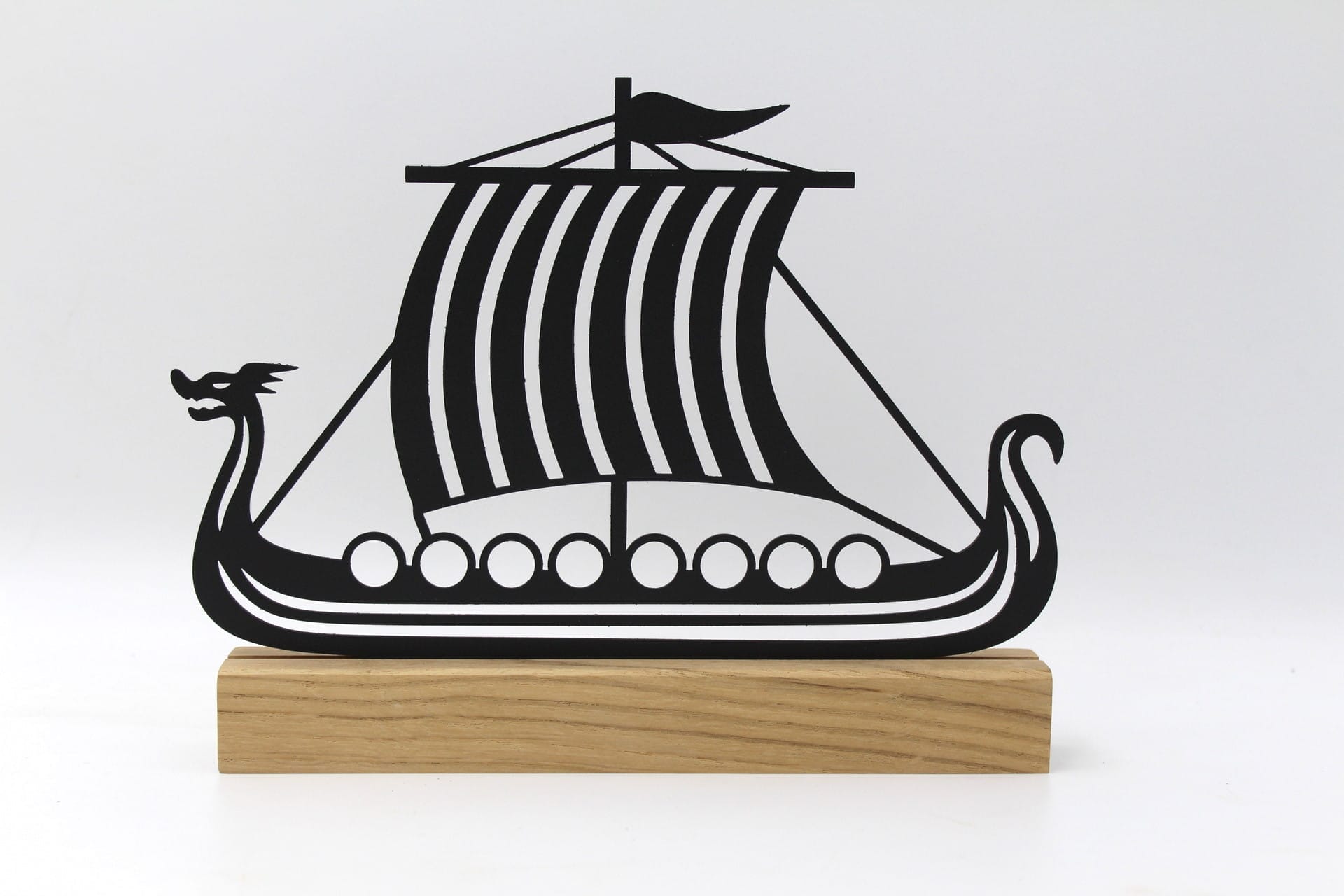 Vikingeskib på træfod