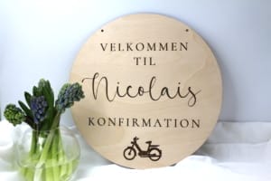 Velkomstskilt i træ til konfirmation - design selv