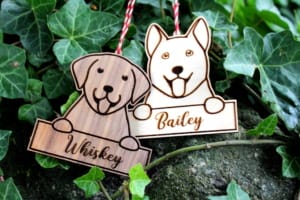 Juleornament med glad hund