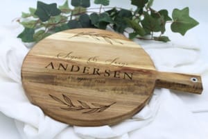 Pizza-/tapas skærebræt med indgraveret Familienavn