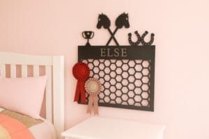 Kæphest – Rosette holder med Navn