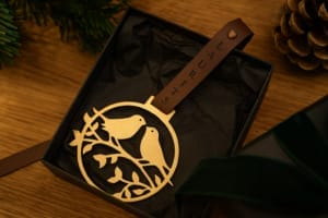 Juleornament i messing med to små fugle